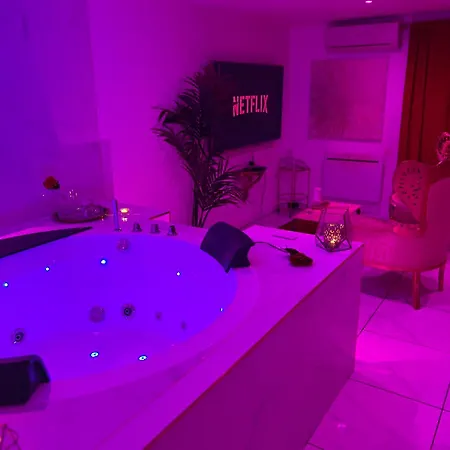 Suite romantique avec jaccuzy à la gare de Montpellier Esterno foto
