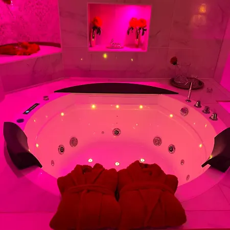 Suite romantique avec jaccuzy à la gare de Montpellier Esterno foto