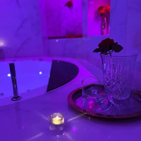 Suite romantique avec jaccuzy à la gare de Montpellier Esterno foto