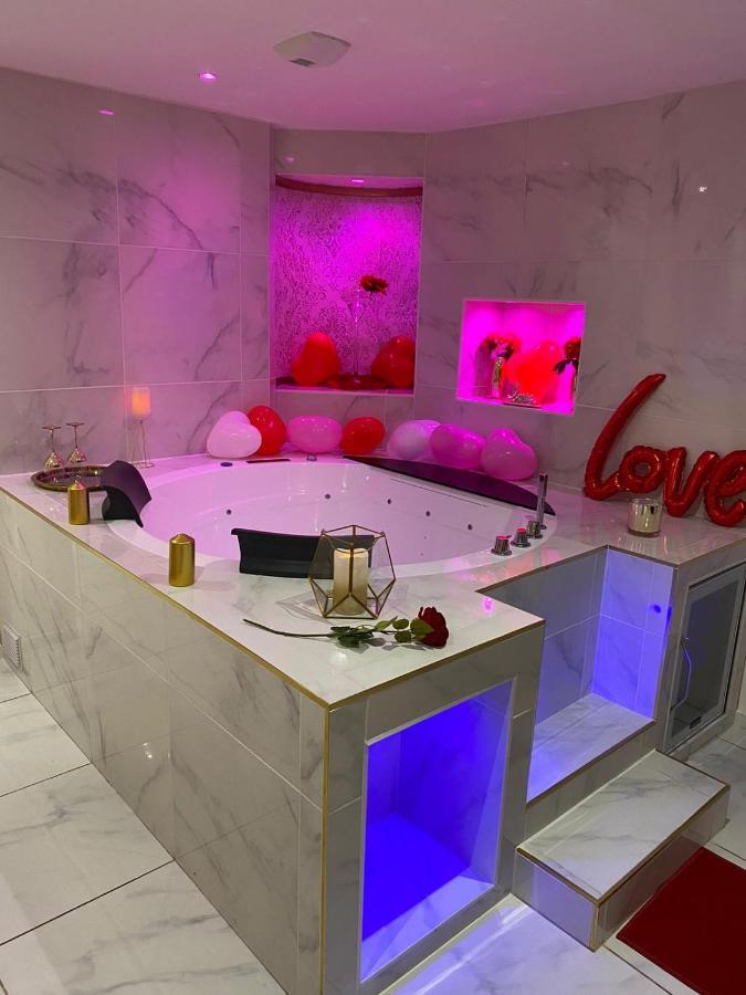Romantique Avec Jaccuzy à La Gare De Montpellier