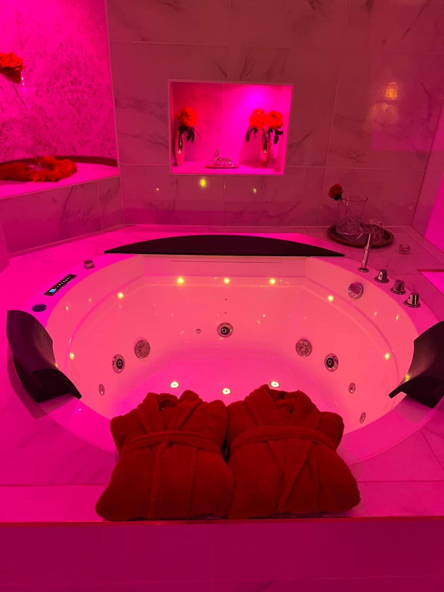 Appartement Romantique Avec Jaccuzy à La Gare De *