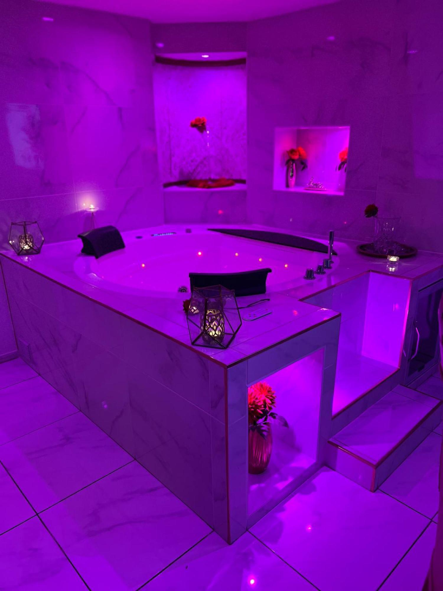 Romantique Avec Jaccuzy à La Gare De Appartement
